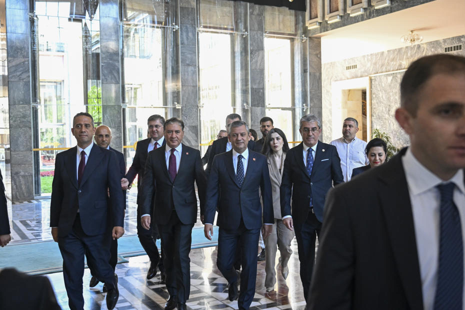 Özgür Özel ve Ekibi Yeni Parti Kuruluşunda İlk Adımı Attı