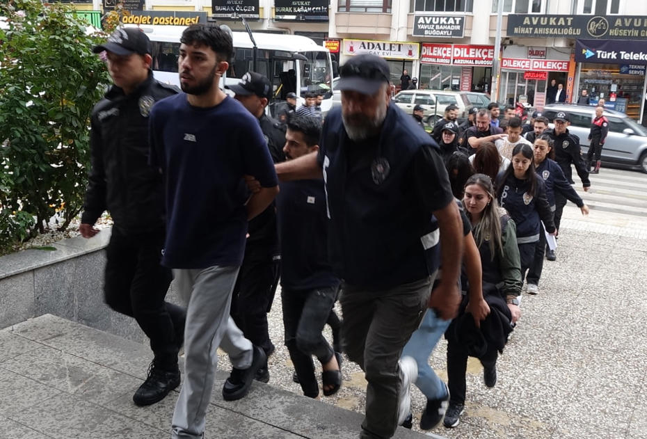 Kendilerini noter olarak tanıtıp 55 ilde dolandırıcılık yapan 18 şüpheli yakalandı