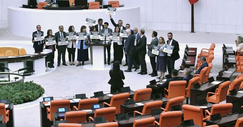DEM Parti: Sokak hayvanları ile ilgili kanunla ilgili oylamaya katılmayan 22 milletvekili zorunluluktan dolayı katılamamıştı