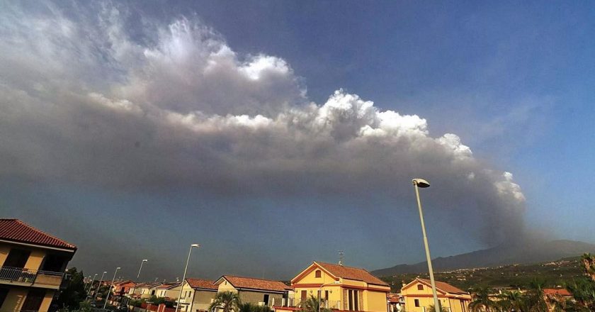 Katanya Havalimanı’nda Etna Yanardağı’nın patlaması nedeniyle uçuşlar durduruldu