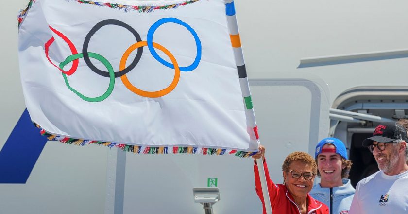 Video. Olimpiyat bayrağı 40 yıl sonra Los Angeles’a geri dönüyor