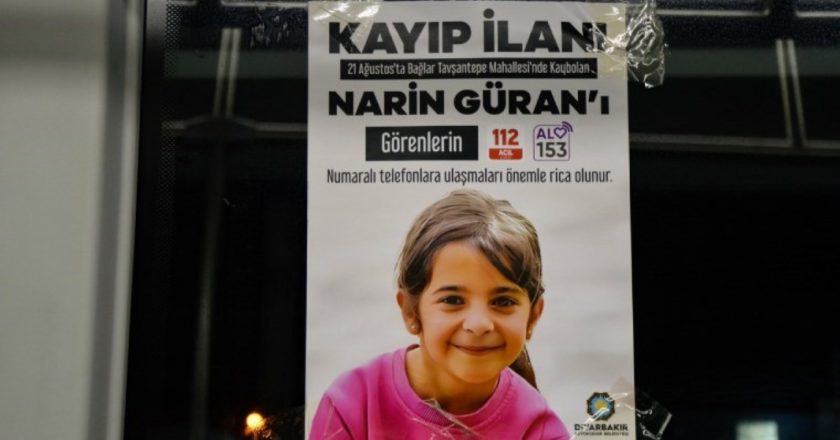 Diyarbakır’da kayıp olarak aranan 8 yaşındaki Narin’in posterleri toplu taşıma araçlarına asıldı – Son Dakika Türkiye Haberleri