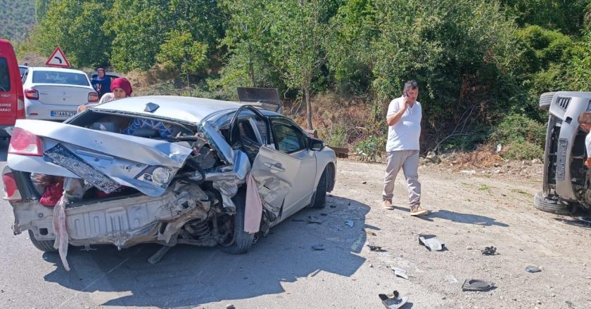 Çorum’da 2 otomobilin çarpışması sonucu 8 kişi yaralandı