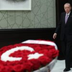 Bahceli kabine toplantısına 102 gül gönderdi
