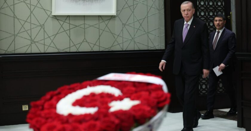 Bahceli kabine toplantısına 102 gül gönderdi
