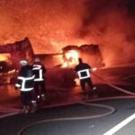 Şanlıurfa’da devrilen akaryakıt tankeri yandı