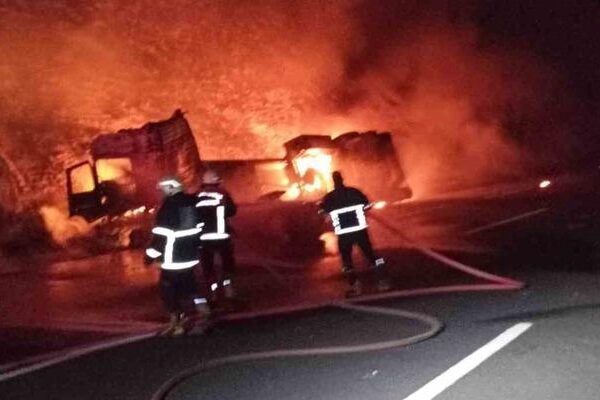 Şanlıurfa’da devrilen akaryakıt tankeri yandı