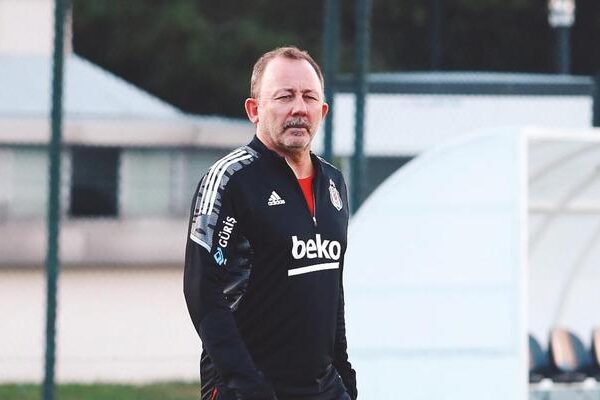 Sergen Yalçın ayağının tozuyla ayrılığa izin verdi! Beşiktaş’tan İtalya’ya gitti