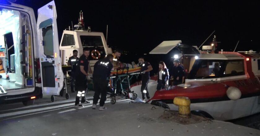 Tekne kazasında yaralanan kişi deniz ambulansı ile kurtarıldı