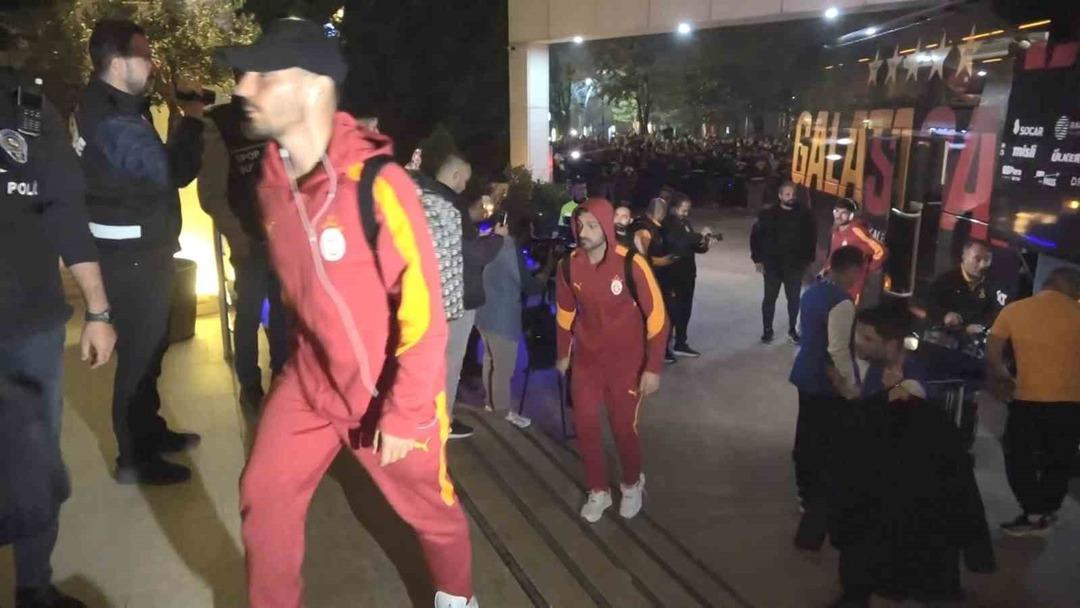 Galatasaray Kocaeli'de coşkuyla karşılandı! Cimbom saha ekibini belirledi... 2