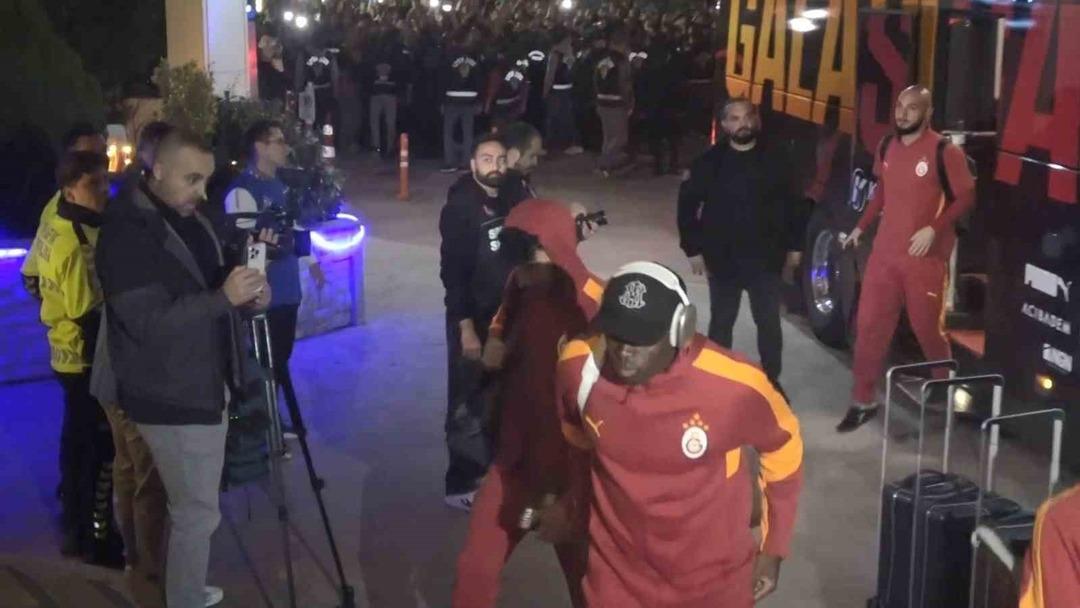 Galatasaray Kocaeli'de coşkuyla karşılandı! Cimbom saha ekibini belirledi... 3