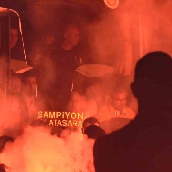 Galatasaray, Kocaeli’de coşkuyla karşılandı! Cimbom kamp kadrosunu belirledi…Galatasaray (GS) Haberleri