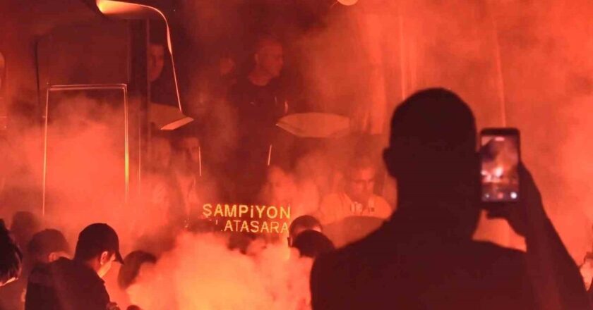 Galatasaray, Kocaeli’de coşkuyla karşılandı! Cimbom kamp kadrosunu belirledi…Galatasaray (GS) Haberleri