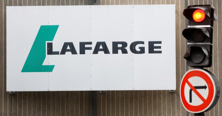 Fransız şirketi Lafarge’ın “terör örgütünü finanse etmekten” yargılandığı dava ertelendi