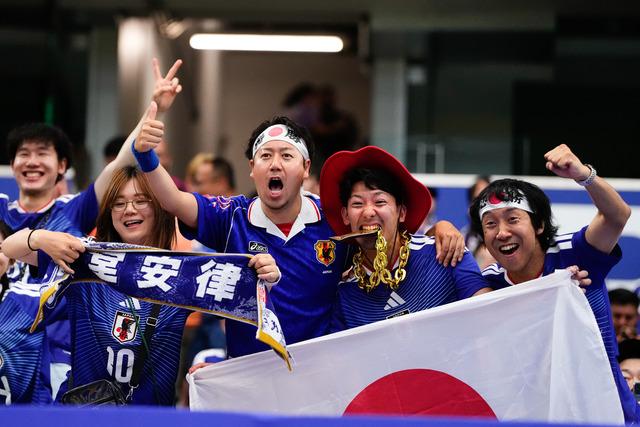 Japon taraftarlar geleneği bozmadı