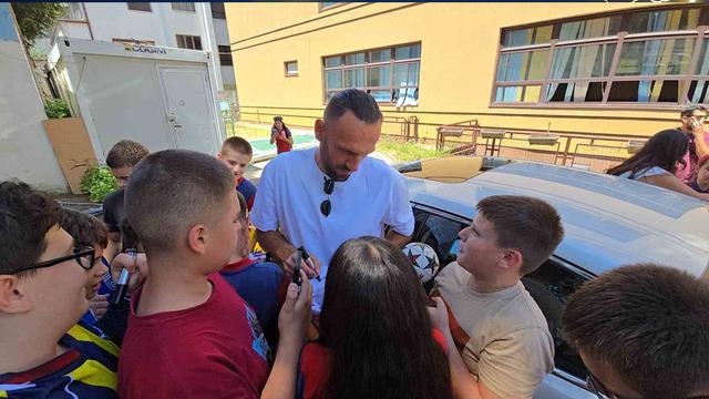 Vedat Muriqi’e Prizren’de öğrencilerden büyük ilgi